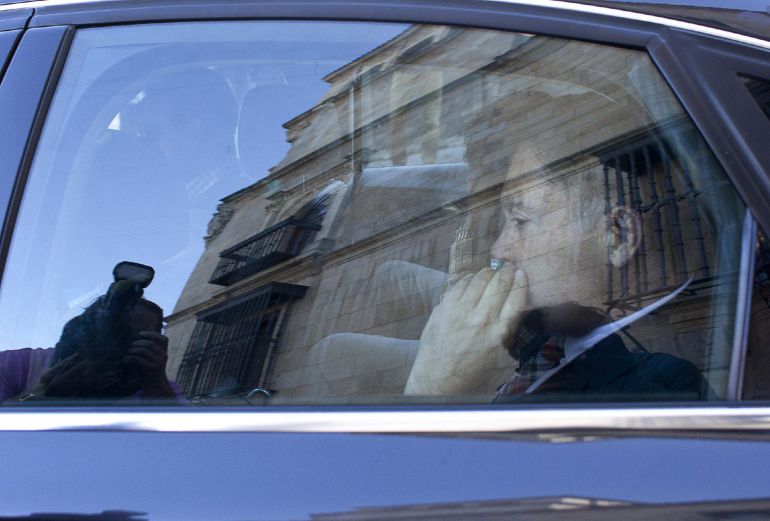 GRA069 LEÓN, 27/10/2014.- El presidente de la Diputación de León, Marcos Martínez, d., uno de los 51 detenidos hoy por la Guardia Civil en la trama de corrupción municipal y autonómica, sale detenido de la sede de la Diputación esta mañana.En la misma operación policial en la que ha sido arrestado también el exnúmero dos de Esperanza Aguirre, Francisco Granados exsecretario general del PP de Madrid. EFE/J.Casares GRA069 LEÓN, 27/10/2014.- El presidente de la Diputación de León, Marcos Martínez, d., uno de los 51 detenidos hoy por la Guardia Civil en la trama de corrupción municipal y autonómica, sale detenido de la sede de la Diputación esta mañana.En la misma operación policial en la que ha sido arrestado también el exnúmero dos de Esperanza Aguirre, Francisco Granados exsecretario general del PP de Madrid. EFE/J.Casares