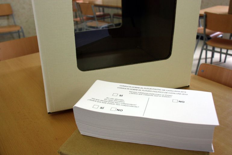 Detall d'un feix de paperetes amb les opcions sobre el futur polític de Catalunya i una urna per a la votació del 9-N a l'escola dels Plans de Sió, a les Pallargues Detall d'un feix de paperetes amb les opcions sobre el futur polític de Catalunya i una urna per a la votació del 9-N a l'escola dels Plans de Sió, a les Pallargues