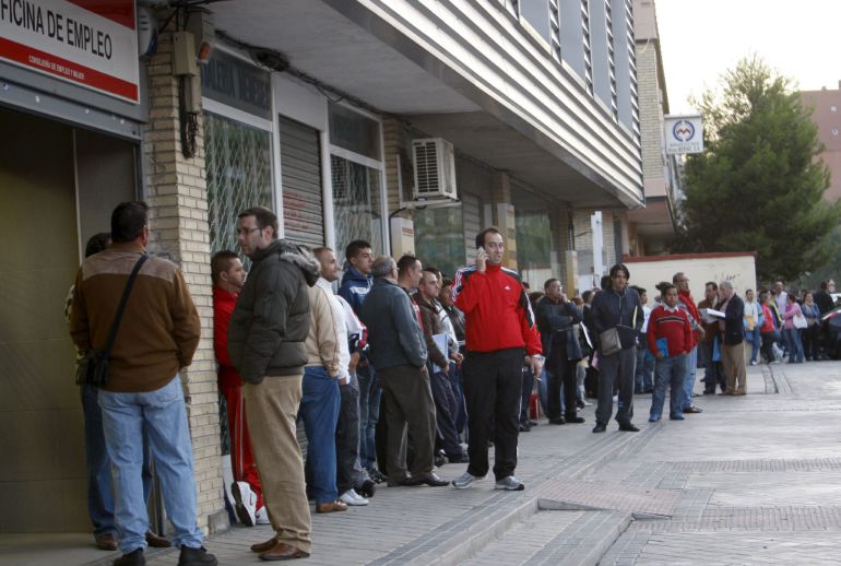 Decenas de personas esperan su turno ante una oficina del INEM. EFE/Archivo Decenas de personas esperan su turno ante una oficina del INEM. EFE/Archivo