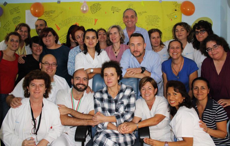 TOPSHOTS
A handout picture taken and released on November 1, 2014 by the La Paz University Hospital shows Spanish nurse Teresa Romero (first row, C), who was the first person to have contracted Ebola outside Africa, posing with her husband Javier Limon (2nd row, 3rd R) and medical staff at the Carlos III hospital. A Spanish nurse cured of the deadly virus Ebola was removed from isolation today, the Madrid hospital treating her said. Doctors declared her cured on October 21 and today further tests results confirmed that all traces of the disease had disappeared from her bodily fluids, removing any lingering risk of infection. AFP PHOTO / LA PAZ UNIVERSITY HOSPITAL
RESTRICTED TO EDITORIAL USE - MANDATORY CREDIT "AFP PHOTO / LA PAZ UNIVERSITY HOSPITAL" NO MARKETING NO ADVERTISING CAMPAIGNS - DISTRIBUTED AS A SERVICE TO CLIENTS TOPSHOTS
A handout picture taken and released on November 1, 2014 by the La Paz University Hospital shows Spanish nurse Teresa Romero (first row, C), who was the first person to have contracted Ebola outside Africa, posing with her husband Javier Limon (2nd row, 3rd R) and medical staff at the Carlos III hospital. A Spanish nurse cured of the deadly virus Ebola was removed from isolation today, the Madrid hospital treating her said. Doctors declared her cured on October 21 and today further tests results confirmed that all traces of the disease had disappeared from her bodily fluids, removing any lingering risk of infection. AFP PHOTO / LA PAZ UNIVERSITY HOSPITAL
RESTRICTED TO EDITORIAL USE - MANDATORY CREDIT "AFP PHOTO / LA PAZ UNIVERSITY HOSPITAL" NO MARKETING NO ADVERTISING CAMPAIGNS - DISTRIBUTED AS A SERVICE TO CLIENTS