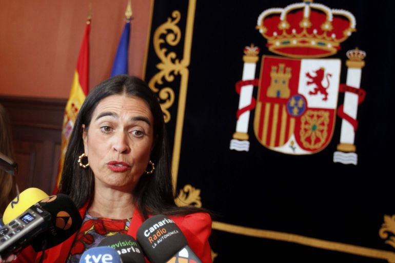 GRA111. SANTA CRUZ DE TENERIFE, 06/11/2014.- La delegada del Gobierno en Canarias, María del Carmen Hernández Bento, en declaraciones a los medios de comunicación, ha dicho hoy que no le parece correcto y no es aceptable haber trasladado a los inmigrantes llegados ayer en patera a la zona de la punta de Maspalomas, en Gran Canaria, en un camión, y ha reconocido que se enteró esta mañana de cómo sacaron a los inmigrantes de la playa y ha indicado que ha pedido un informe por escrito para conocer por qué se trasladaron de esta manera. EFE/Cristóbal García GRA111. SANTA CRUZ DE TENERIFE, 06/11/2014.- La delegada del Gobierno en Canarias, María del Carmen Hernández Bento, en declaraciones a los medios de comunicación, ha dicho hoy que no le parece correcto y no es aceptable haber trasladado a los inmigrantes llegados ayer en patera a la zona de la punta de Maspalomas, en Gran Canaria, en un camión, y ha reconocido que se enteró esta mañana de cómo sacaron a los inmigrantes de la playa y ha indicado que ha pedido un informe por escrito para conocer por qué se trasladaron de esta manera. EFE/Cristóbal García