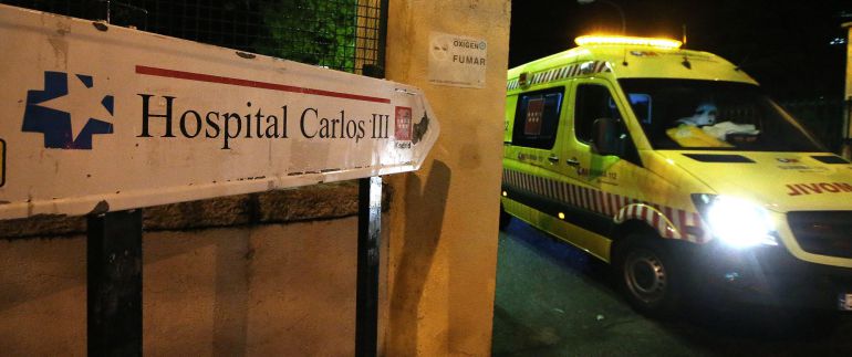 22-09-14 Llegada al hospital Carlos III de Madrid, procedente de Sierra Leona, del religioso Garc’a Viejo, enfermo de ebola. En la imagen, ambulancia de traslado. Foto: Uly Martin. 22-09-14 Llegada al hospital Carlos III de Madrid, procedente de Sierra Leona, del religioso Garc’a Viejo, enfermo de ebola. En la imagen, ambulancia de traslado. Foto: Uly Martin.