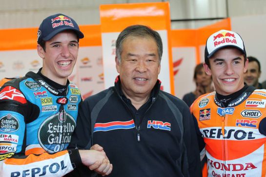 El jefe del equipo Honda Racing Competition, Shuhei Nakamoto, ha cumplido con su promesa, regalándole a Álex un día de pruebas con su hermano Marc en Moto GP. El jefe del equipo Honda Racing Competition, Shuhei Nakamoto, ha cumplido con su promesa, regalándole a Álex un día de pruebas con su hermano Marc en Moto GP.