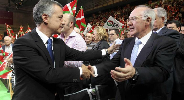 José Antonio Ardanza saluda a Iñigo Urkullu en un mitín del PNV José Antonio Ardanza saluda a Iñigo Urkullu en un mitín del PNV