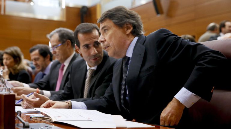 GRA279. MADRID, 06/11/2014.- El presidente de la Comunidad de Madrid, Ignacio González (d), conversa con el consejero de Presidencia, Salvador Victoria (2d), antes del inicio del Pleno de la Asamblea de Madrid celebrado esta tarde. EFE/JuanJo Martín GRA279. MADRID, 06/11/2014.- El presidente de la Comunidad de Madrid, Ignacio González (d), conversa con el consejero de Presidencia, Salvador Victoria (2d), antes del inicio del Pleno de la Asamblea de Madrid celebrado esta tarde. EFE/JuanJo Martín