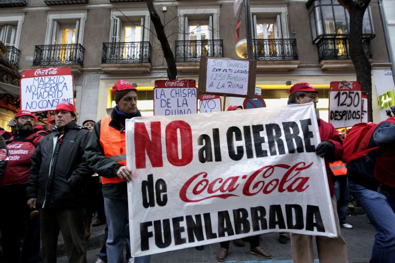 GRA297. MADRID, 06/02/2014.- Trabajadores de Coca Cola durante la concentración que han llevado a cabo ante la sede del PP de Madrid para exigir a la empresa que dé marcha atrás en sus planes para cerrar su planta de Fuenlabrada. Los trabajadores de la planta de Fuenlabrada están en huelga indefinida desde el pasado 31 de enero, cuando iniciaron una serie de movilizaciones para concienciar a la ciudadanía de su situación y pedir su apoyo para boicotear a Coca-Cola en Madrid con el lema "En Madrid no se fabrica, en Madrid no se consume". EFE/ZIPI GRA297. MADRID, 06/02/2014.- Trabajadores de Coca Cola durante la concentración que han llevado a cabo ante la sede del PP de Madrid para exigir a la empresa que dé marcha atrás en sus planes para cerrar su planta de Fuenlabrada. Los trabajadores de la planta de Fuenlabrada están en huelga indefinida desde el pasado 31 de enero, cuando iniciaron una serie de movilizaciones para concienciar a la ciudadanía de su situación y pedir su apoyo para boicotear a Coca-Cola en Madrid con el lema "En Madrid no se fabrica, en Madrid no se consume". EFE/ZIPI