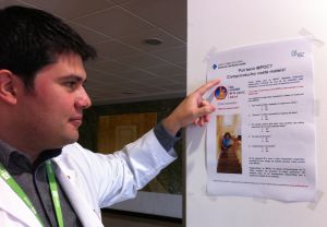 El doctor senyala un dels cartells informatius sobre el Dia Mundial de la MPOC. El doctor senyala un dels cartells informatius sobre el Dia Mundial de la MPOC.