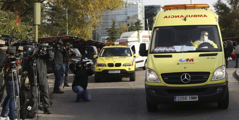 GRA087 MADRID, 21/11/2014.- La ambulancia que ha trasladado a la médico cooperante española que podría haberse contagiado de ébola en Malí abandona el Hospital Carlos III de Madrid después de que la cooperante haya ingresado en la misma planta en donde estuvieron la auxiliar de enfermería Teresa Romero y los religiosos Miguel Parajes y Manuel García Viejo. EFE/Chema Moya GRA087 MADRID, 21/11/2014.- La ambulancia que ha trasladado a la médico cooperante española que podría haberse contagiado de ébola en Malí abandona el Hospital Carlos III de Madrid después de que la cooperante haya ingresado en la misma planta en donde estuvieron la auxiliar de enfermería Teresa Romero y los religiosos Miguel Parajes y Manuel García Viejo. EFE/Chema Moya
