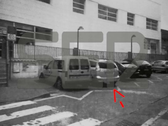El vehículo del director del distrito aparcado en el reservado oficial El vehículo del director del distrito aparcado en el reservado oficial