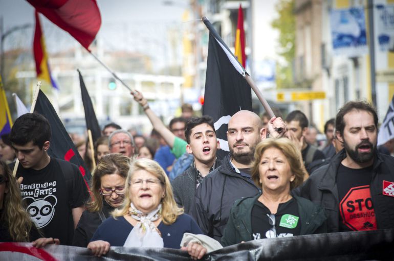 GRA106 ALCALÁ DE HENARES (Comunidad de Madrid), 23/11/2014.- Participantes en la manifestación de las Marchas de la Dignidad para pedir "pan, trabajo y techo" celebrada hoy en Alcalá de Henres entre la estaciñon de Renfe y la Plaza de Cervantes.EFE/Fernando Villar GRA106 ALCALÁ DE HENARES (Comunidad de Madrid), 23/11/2014.- Participantes en la manifestación de las Marchas de la Dignidad para pedir "pan, trabajo y techo" celebrada hoy en Alcalá de Henres entre la estaciñon de Renfe y la Plaza de Cervantes.EFE/Fernando Villar