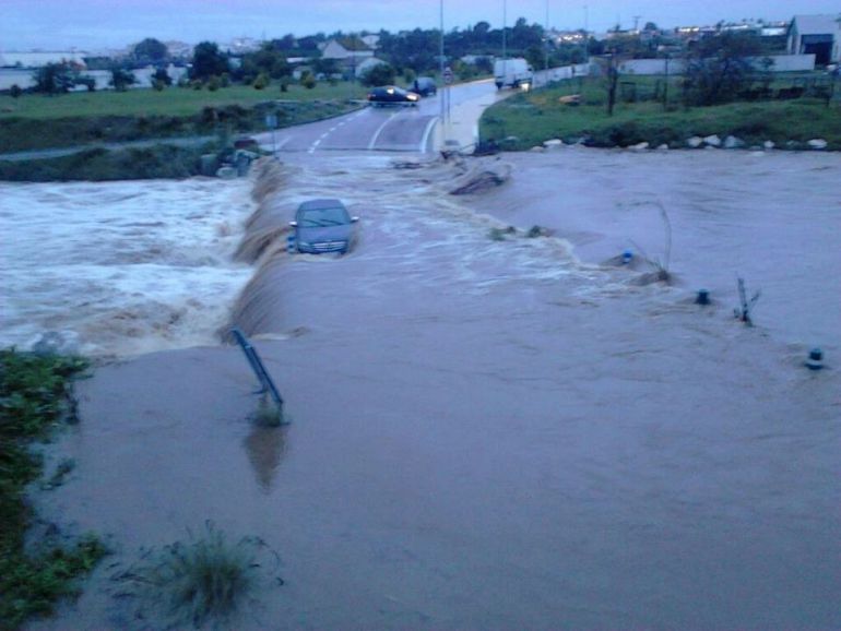 Un vehiculo atrapado por la crecido de un arroyo en Estepona (Málaga) Un vehiculo atrapado por la crecido de un arroyo en Estepona (Málaga)