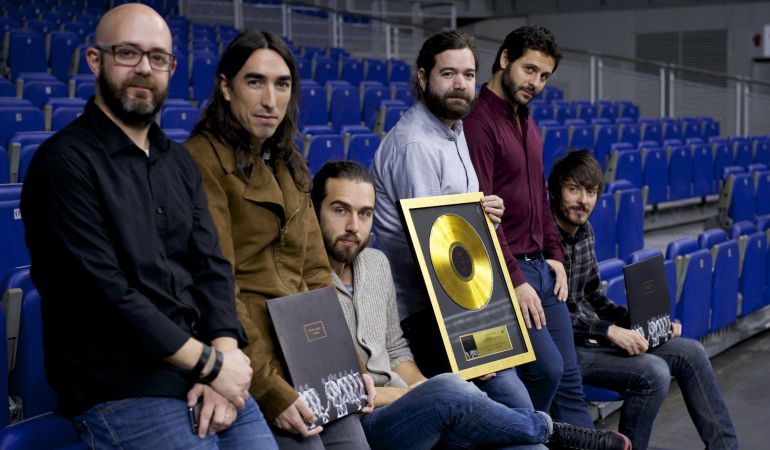 MADRID, SPAIN - DECEMBER 02: (L-R) Alvaro Benito Baglietto, David Garcia, Guillermo Galvan, Juan Manuel Latorre, Jorge Gonzalez and Pucho of Vetusta Morla pose for a photo after receiving the Golden album at Palacio de los Deportes on December 2, 2014 in Madrid, Spain. (Photo by Juan Naharro Gimenez/Getty Images) MADRID, SPAIN - DECEMBER 02: (L-R) Alvaro Benito Baglietto, David Garcia, Guillermo Galvan, Juan Manuel Latorre, Jorge Gonzalez and Pucho of Vetusta Morla pose for a photo after receiving the Golden album at Palacio de los Deportes on December 2, 2014 in Madrid, Spain. (Photo by Juan Naharro Gimenez/Getty Images)
