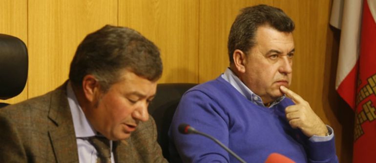 José Manuel Barrio (d) y José Manuel Méndez (i) durante uno de los plenos celebrados en el Ayuntamiento de Arroyo de la Encomienda José Manuel Barrio (d) y José Manuel Méndez (i) durante uno de los plenos celebrados en el Ayuntamiento de Arroyo de la Encomienda