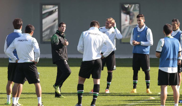 01/12/14 BETIS ENTRENAMIENTO
MERINO CON GRUPO
CHARLA 01/12/14 BETIS ENTRENAMIENTO
MERINO CON GRUPO
CHARLA