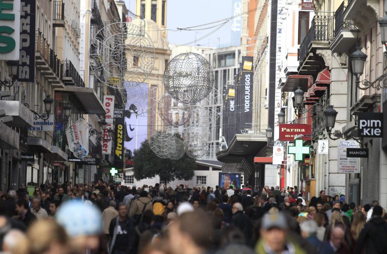 GRA171 MADRID, 23/11/2014.-El comercio confía en la magia de la Navidad para elevar sus ventas anuales por primera vez desde el inicio de la crisis y por ello reforzará sus plantillas con la contratación de miles de personas.Por modos de distribución, destaca el comercio electrónico, único segmento que no ha parado de crecer en los últimos años y que augura cifras récord para la campaña navideña.Para calentar motores, las compañías españolas se apuntarán este año más que nunca a tradiciones anglosajonas que dan el pistoletazo de salida a la campaña de Navidad, como el viernes negro (Black Friday) o el Cibermonday.No obstante, en España habrá que esperar al puente de diciembre para tomar el pulso a la campaña que, además, no llegará a su máximo apogeo hasta entrar en la recta final.En la foto, imagen que presentaba la calle Preciados a media mañana de hoy. EFE/Victor Lerena GRA171 MADRID, 23/11/2014.-El comercio confía en la magia de la Navidad para elevar sus ventas anuales por primera vez desde el inicio de la crisis y por ello reforzará sus plantillas con la contratación de miles de personas.Por modos de distribución, destaca el comercio electrónico, único segmento que no ha parado de crecer en los últimos años y que augura cifras récord para la campaña navideña.Para calentar motores, las compañías españolas se apuntarán este año más que nunca a tradiciones anglosajonas que dan el pistoletazo de salida a la campaña de Navidad, como el viernes negro (Black Friday) o el Cibermonday.No obstante, en España habrá que esperar al puente de diciembre para tomar el pulso a la campaña que, además, no llegará a su máximo apogeo hasta entrar en la recta final.En la foto, imagen que presentaba la calle Preciados a media mañana de hoy. EFE/Victor Lerena