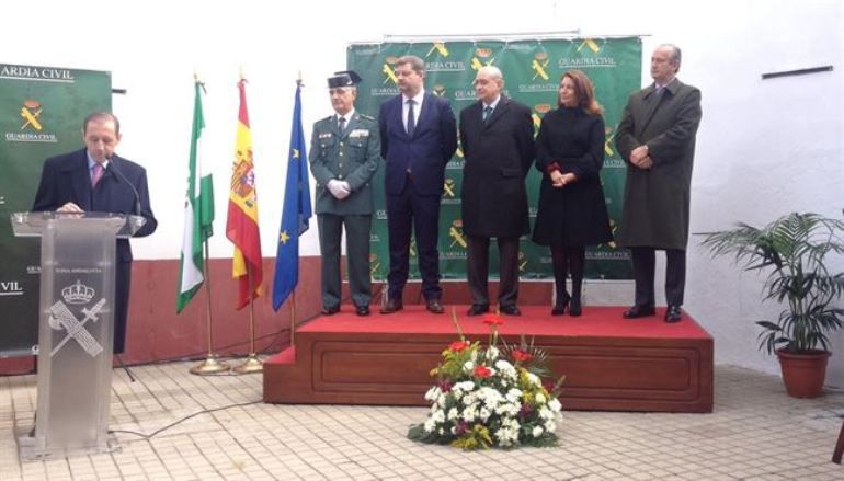 El ministro del Interior, Jorge Fernández Díaz, en el centro del estrado entre la delegada del Gobierno en Andalucía, Carmen Crespo, y el alcalde del Pedroso, Manuel Meléndez El ministro del Interior, Jorge Fernández Díaz, en el centro del estrado entre la delegada del Gobierno en Andalucía, Carmen Crespo, y el alcalde del Pedroso, Manuel Meléndez