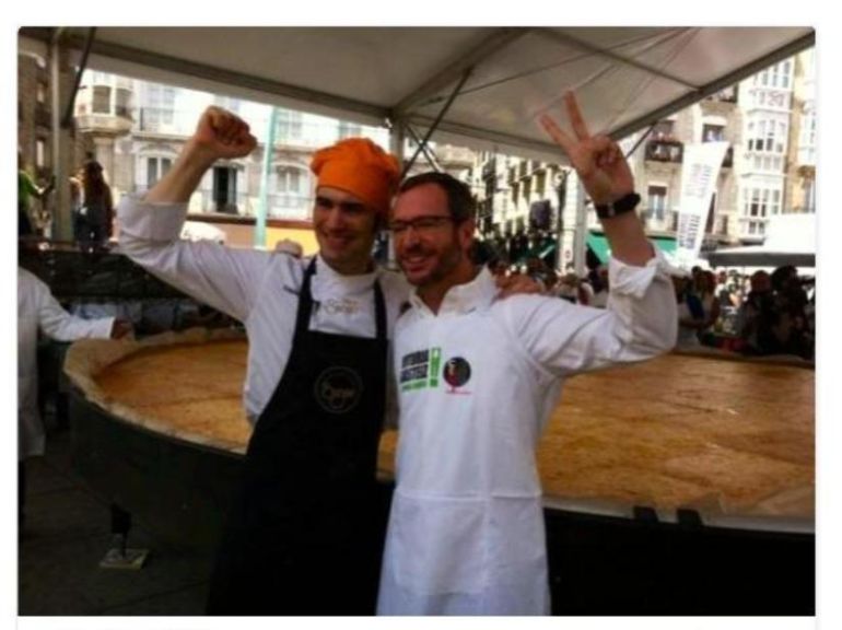 Javier Maroto celebra con Senen Gonzalez la gran tortilla Javier Maroto celebra con Senen Gonzalez la gran tortilla