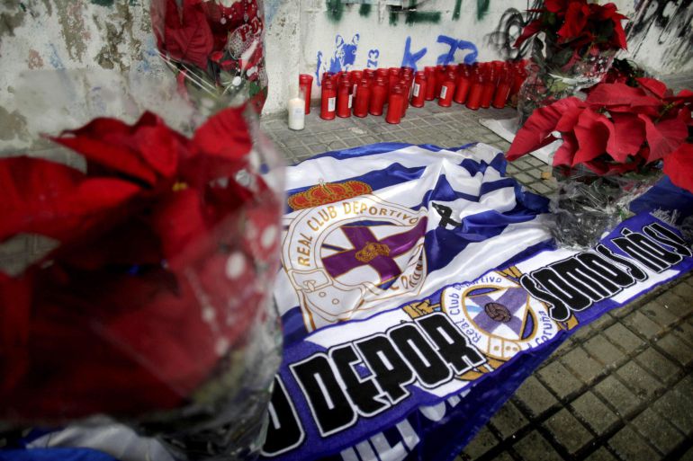 GRA343. A CORUÑA, 03/12/2014.- Velas, banderas y flores en el exterior del estadio coruñés de Riazor en memoria del hincha del Deportivo Francisco Javier Romero Taboada 'Jimmy', que falleció el domingo en Madrid en una reyerta entre el grupo ultra al que pertenecía, Riazor Blues, y el Frente Atlético, y que ha sido enterrado hoy en el cementerio de Feáns, A Coruña, su ciudad natal. EFE/Cabalar GRA343. A CORUÑA, 03/12/2014.- Velas, banderas y flores en el exterior del estadio coruñés de Riazor en memoria del hincha del Deportivo Francisco Javier Romero Taboada 'Jimmy', que falleció el domingo en Madrid en una reyerta entre el grupo ultra al que pertenecía, Riazor Blues, y el Frente Atlético, y que ha sido enterrado hoy en el cementerio de Feáns, A Coruña, su ciudad natal. EFE/Cabalar