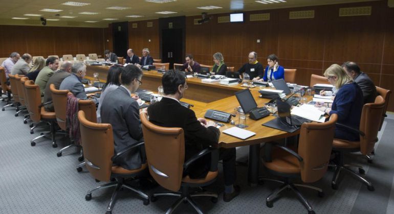 Un momento del debate de enmiendas al presupuesto en la Comisión de Hacienda del Parlamento vasco Un momento del debate de enmiendas al presupuesto en la Comisión de Hacienda del Parlamento vasco