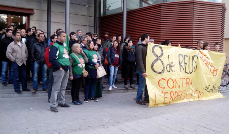 Diversos manifestants a les portes dels jutjats aquest dimecres a l'inici del judici. Diversos manifestants a les portes dels jutjats aquest dimecres a l'inici del judici.