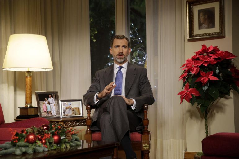 *EMBARGADA HASTA LAS 21:00H* GRA099. MADRID, 24/12/2014.- El rey Felipe VI comparece ante los españoles desde el Palacio de La Zarzuela con el pimer mensaje televisado de Navidad de su reinado, en el que traslada a los ciudadanos sus compromisos y preocupaciones ante el nuevo año. EFE/Ángel Díaz ***POOL*** *EMBARGADA HASTA LAS 21:00H* GRA099. MADRID, 24/12/2014.- El rey Felipe VI comparece ante los españoles desde el Palacio de La Zarzuela con el pimer mensaje televisado de Navidad de su reinado, en el que traslada a los ciudadanos sus compromisos y preocupaciones ante el nuevo año. EFE/Ángel Díaz ***POOL***
