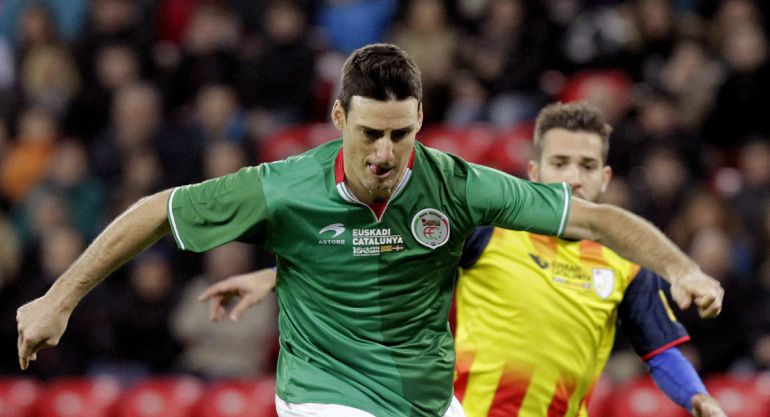 El delantero de la selección de Euskadi Aritz Aduriz marca el 1-0, ante la mirada del defensa de Cataluña Jordi Alba. El delantero de la selección de Euskadi Aritz Aduriz marca el 1-0, ante la mirada del defensa de Cataluña Jordi Alba.