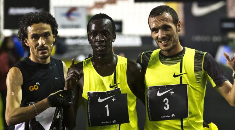 GRA189 Madrid, 31/12/2014.- Mike Kigen,d., único keniano en la salida, se alzó con la victoria en la edición 50 de la San Silvestre Vallecana, por delante de un renacido Jesús España,iz., y en categoría femenina la británica Gemma Steel se convirtió en la segunda británica que gana la populosa carrera madrileña.Kigen cruzó bajo la pancarta de meta con un tiempo de 27:32. La reducida presencia africana, casi insignificante frente a la potente de otros años, concedía a los europeos una oportunidad en una carrera que en categoría masculina ha registrado victorias africanos desde hace diez años.En la foto, el español Jesús España (2º), Mike Kigen (1º) y Antonio Abadia (3º) .EFE/Emilio Naranjo EFE/Emilio Naranjo GRA189 Madrid, 31/12/2014.- Mike Kigen,d., único keniano en la salida, se alzó con la victoria en la edición 50 de la San Silvestre Vallecana, por delante de un renacido Jesús España,iz., y en categoría femenina la británica Gemma Steel se convirtió en la segunda británica que gana la populosa carrera madrileña.Kigen cruzó bajo la pancarta de meta con un tiempo de 27:32. La reducida presencia africana, casi insignificante frente a la potente de otros años, concedía a los europeos una oportunidad en una carrera que en categoría masculina ha registrado victorias africanos desde hace diez años.En la foto, el español Jesús España (2º), Mike Kigen (1º) y Antonio Abadia (3º) .EFE/Emilio Naranjo EFE/Emilio Naranjo