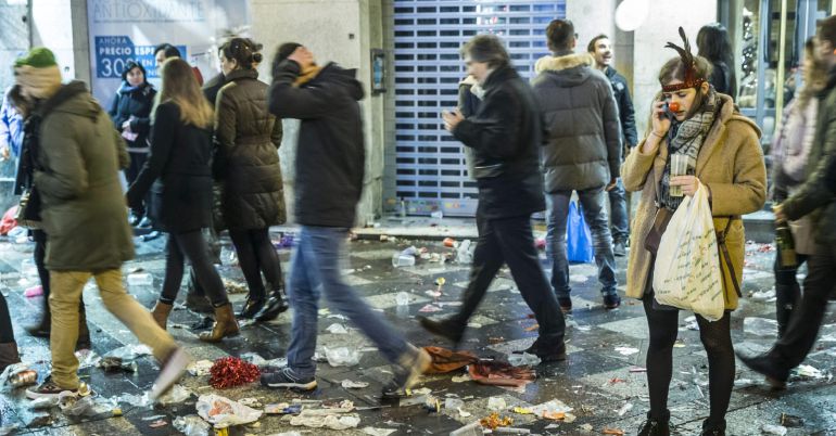 GRA197 MADRID, 01/01/2015.- Los restos del cotillón cubren el piso de la Puerta del Sol tras la celebración del nuevo año 2015 que concentró a miles de personas en la popular plaza madrileña. EFE/Emilio Naranjo GRA197 MADRID, 01/01/2015.- Los restos del cotillón cubren el piso de la Puerta del Sol tras la celebración del nuevo año 2015 que concentró a miles de personas en la popular plaza madrileña. EFE/Emilio Naranjo