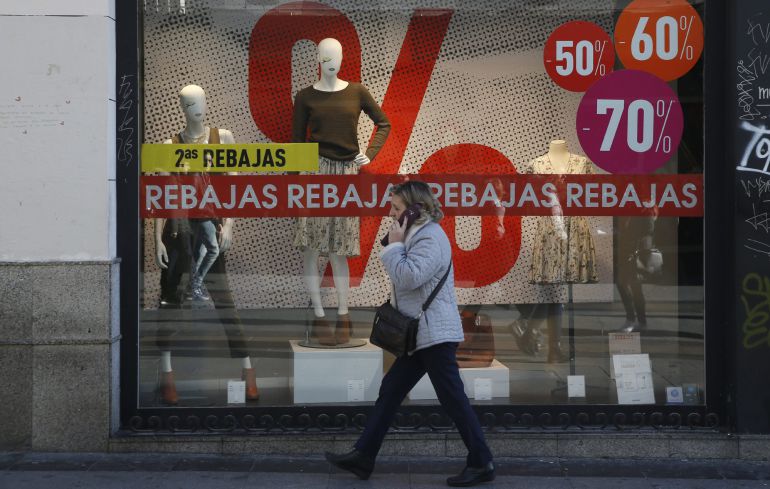 GRA057. MADRID, 07/01/2015.- Hoy han dado comienzo las tradicionales rebajas de enero en muchas de las grandes cadenas de distribución y textiles, que se suman a otros comercios que ya han adelantado su inicio por la libertad de calendario que marca la ley. De acuerdo con los primeros datos de la Confederación Española de Comercio (CEC), los descuentos pueden llegar hasta el 30 % en subsectores como el textil y el calzado y las rebajas de este año llegan tras un incremento medio del 2 % en las ventas en la campaña de Navidad y Reyes, lo que conduce al optimismo en el sector. EFE/Guillén GRA057. MADRID, 07/01/2015.- Hoy han dado comienzo las tradicionales rebajas de enero en muchas de las grandes cadenas de distribución y textiles, que se suman a otros comercios que ya han adelantado su inicio por la libertad de calendario que marca la ley. De acuerdo con los primeros datos de la Confederación Española de Comercio (CEC), los descuentos pueden llegar hasta el 30 % en subsectores como el textil y el calzado y las rebajas de este año llegan tras un incremento medio del 2 % en las ventas en la campaña de Navidad y Reyes, lo que conduce al optimismo en el sector. EFE/Guillén