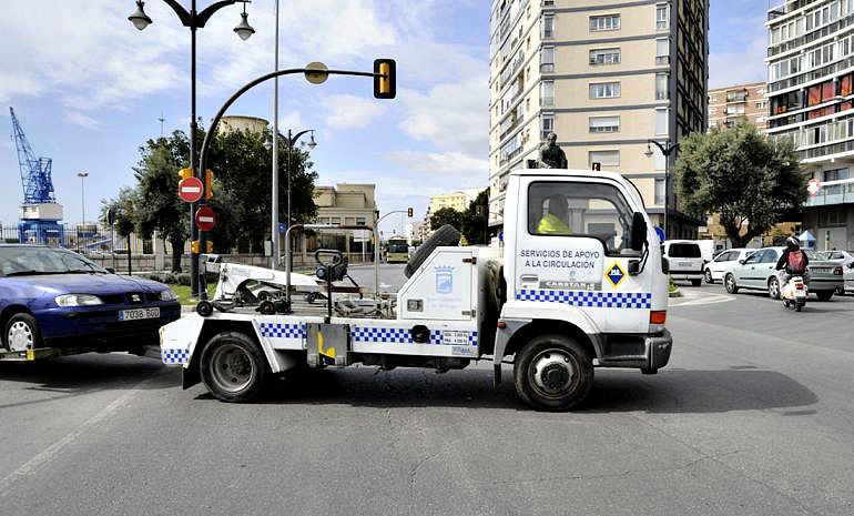 Imagen de la grúa municipal de Málaga llevándose un vehículo Imagen de la grúa municipal de Málaga llevándose un vehículo