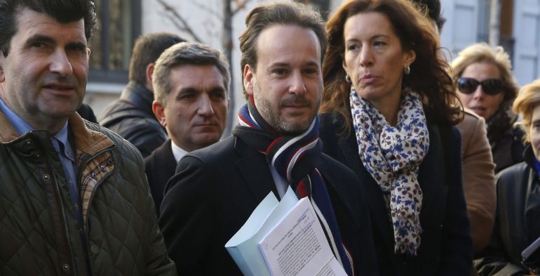 GRA047 MADRID, 16/01/2015.- El portavoz del PP en el Ayuntamiento de Rivas, Jesús González (c), momentos antes de presentar en el Tribunal Superior de Justicia de la Comunidad de Madrid (TSJC) una querella criminal contra Tania Sánchez, actual diputada de IU, su hermano Héctor Sánchez, su padre Raúl Sánchez -exconcejal- y Pedro del Cura, actual alcalde de Rivas. A su lado, el vicesecretarios del PP regional, Bartolomé González y la presidenta del comité de asesoría jurídica del partido, María Eugenia Carballedo. EFE/J. J. Guillén GRA047 MADRID, 16/01/2015.- El portavoz del PP en el Ayuntamiento de Rivas, Jesús González (c), momentos antes de presentar en el Tribunal Superior de Justicia de la Comunidad de Madrid (TSJC) una querella criminal contra Tania Sánchez, actual diputada de IU, su hermano Héctor Sánchez, su padre Raúl Sánchez -exconcejal- y Pedro del Cura, actual alcalde de Rivas. A su lado, el vicesecretarios del PP regional, Bartolomé González y la presidenta del comité de asesoría jurídica del partido, María Eugenia Carballedo. EFE/J. J. Guillén