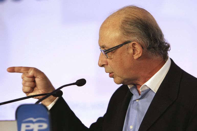 GRA123. CIUDAD REAL, 11/01/2015.- El ministro de Hacienda, Cristóbal Montoro, durante su intervención hoy en la clausura del acto "Gobiernos populares: mejores servicios a los ciudadanos" que se ha celebrado en Ciudad Real. EFE/Mariano Cieza Moreno GRA123. CIUDAD REAL, 11/01/2015.- El ministro de Hacienda, Cristóbal Montoro, durante su intervención hoy en la clausura del acto "Gobiernos populares: mejores servicios a los ciudadanos" que se ha celebrado en Ciudad Real. EFE/Mariano Cieza Moreno