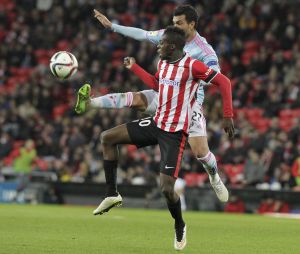 GRA458 BILBAO, 14/01/2015.- El delantero del Athletic Club de Bilbao Iñaki Williams (delante) disputa el balón con el defensa argentino del Celta de Vigo Gustavo Cabral durante el partido de vuelta de los octavos de final de la Copa del Rey que ambos equipos disputan esta noche en San Mamés.EFE/Alfredo Aldai GRA458 BILBAO, 14/01/2015.- El delantero del Athletic Club de Bilbao Iñaki Williams (delante) disputa el balón con el defensa argentino del Celta de Vigo Gustavo Cabral durante el partido de vuelta de los octavos de final de la Copa del Rey que ambos equipos disputan esta noche en San Mamés.EFE/Alfredo Aldai