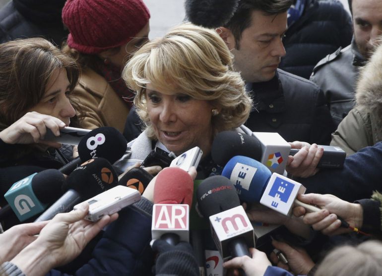 GRA010. MADRID, 20/01/2015.- La presidenta del PP de Madrid, Esperanza Aguirre, a su llegada hoy a los juzgados para participar en un acto de conciliación convocado a raíz de la querella de Podemos contra la dirigente popular por sus declaraciones sobre el apoyo de la formación a ETA y al castrismo, ha asegurado en que Podemos quiere acallarla, amedrentarla y amenazarla con la exigencia de que pague 100.000 euros a través de una querella interpuesta contra ella por la que hoy mantiene un acto de conciliación con dirigentes de este partido. EFE/J. J. Guillén GRA010. MADRID, 20/01/2015.- La presidenta del PP de Madrid, Esperanza Aguirre, a su llegada hoy a los juzgados para participar en un acto de conciliación convocado a raíz de la querella de Podemos contra la dirigente popular por sus declaraciones sobre el apoyo de la formación a ETA y al castrismo, ha asegurado en que Podemos quiere acallarla, amedrentarla y amenazarla con la exigencia de que pague 100.000 euros a través de una querella interpuesta contra ella por la que hoy mantiene un acto de conciliación con dirigentes de este partido. EFE/J. J. Guillén