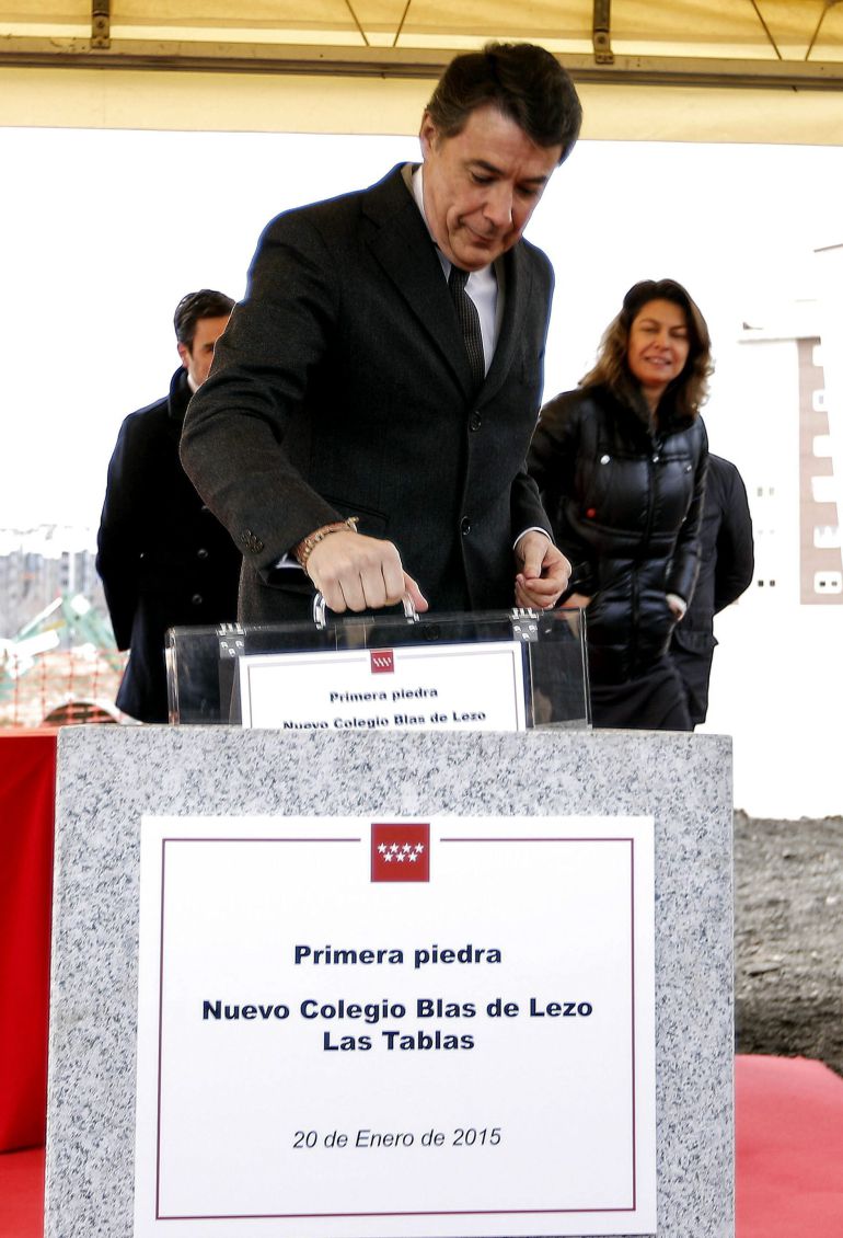 GRA200. MADRID, 20/01/2015.- Fotografía faciltada por la Comunidad de Madrid de su presidente, Ignacio González, acompañado por la consejera de Educación, Juventud y Deporte, Lucía Figar (d-atrás), durante el acto de colocación de la primera piedra del Colegio Público Blas de Lezo, en el madrileño barrio de Las Tablas. EFE/ GRA200. MADRID, 20/01/2015.- Fotografía faciltada por la Comunidad de Madrid de su presidente, Ignacio González, acompañado por la consejera de Educación, Juventud y Deporte, Lucía Figar (d-atrás), durante el acto de colocación de la primera piedra del Colegio Público Blas de Lezo, en el madrileño barrio de Las Tablas. EFE/