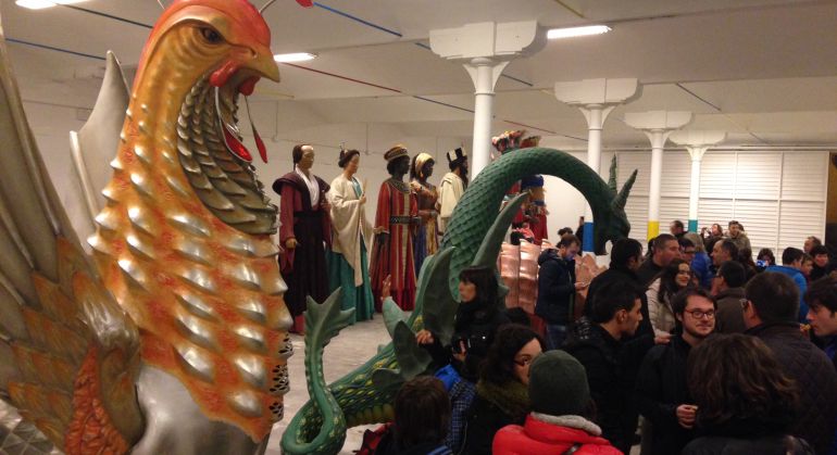 Els elements del seguici festiu i els seus portadors, en la festa d'inauguració del nou local. Els elements del seguici festiu i els seus portadors, en la festa d'inauguració del nou local.