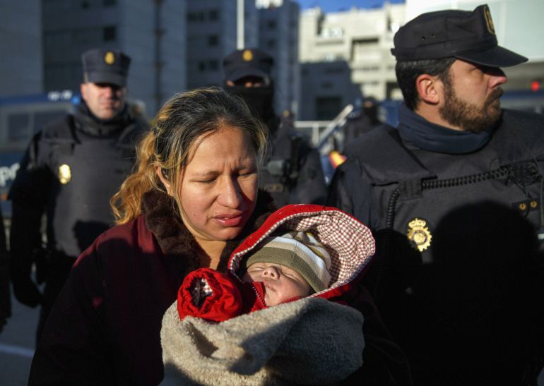 Cecilia Paredes, con su hijo, tras abandonar su casa. Cecilia Paredes, con su hijo, tras abandonar su casa.