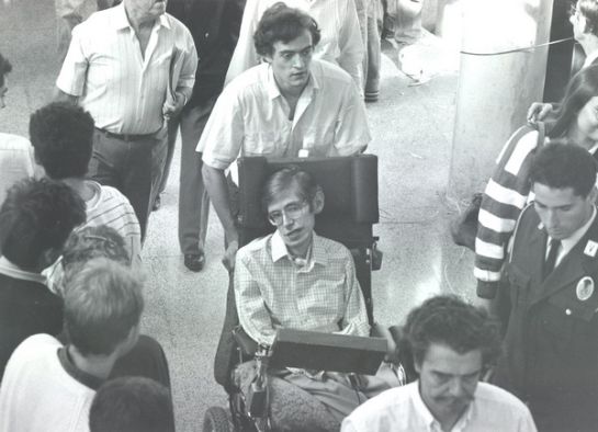 Un altre moment del passeig de Stephen Hawking i Lluís Permanyer per la Barcelona de 1988 Un altre moment del passeig de Stephen Hawking i Lluís Permanyer per la Barcelona de 1988