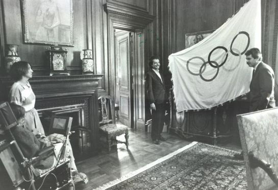 Pasqual Maragall mostra la bandera olímpica a Stephen Hawking al despatx de l'alcalde de Barcelona Pasqual Maragall mostra la bandera olímpica a Stephen Hawking al despatx de l'alcalde de Barcelona