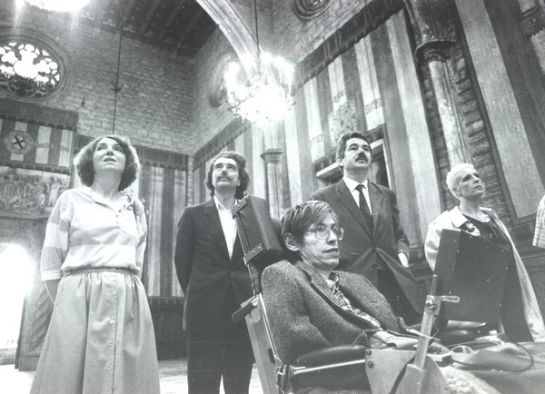 Maragall i Permanyer mostren el Saló de Cent de l'Ajuntament de Barcelona a Stephen Hawking Maragall i Permanyer mostren el Saló de Cent de l'Ajuntament de Barcelona a Stephen Hawking