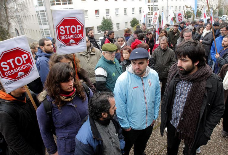 GRA104. Santiago de Compostela, 28/01/2015.- La plataforma Stop Desahucios protagoniza una acción reivindicativa delante de los juzgados compostelanos con motivo de la celebración de un juicio contra algunos miembros de este movimiento que se desplazaron a Aríns el pasado septiembre para intentar paralizar un desalojo. EFE/Xoan Rey GRA104. Santiago de Compostela, 28/01/2015.- La plataforma Stop Desahucios protagoniza una acción reivindicativa delante de los juzgados compostelanos con motivo de la celebración de un juicio contra algunos miembros de este movimiento que se desplazaron a Aríns el pasado septiembre para intentar paralizar un desalojo. EFE/Xoan Rey