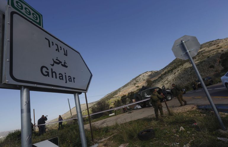 ATS07 HAR DOV (ISRAEL) 29/01/2015.- Soldados israelíes bloquean la carretera que lleva a la localidad israelí de Ghajar cerca de la frontera con Líbano hoy, jueves 29 de enero de 2015. Un avión militar español despegó hoy de Beirut con destino a España con el cuerpo del casco azul español, Francisco Javier Soria, fallecido ayer en un bombardeo israelí en el sur del Líbano. Dos soldados y un almirante del mismo contingente que el militar español, la Brigada "Guzmán el Bueno" X de Córdoba, vinieron desde España para acompañar al féretro en la repatriación, informaron a Efe fuentes diplomáticas. EFE/Atef Safadi ATS07 HAR DOV (ISRAEL) 29/01/2015.- Soldados israelíes bloquean la carretera que lleva a la localidad israelí de Ghajar cerca de la frontera con Líbano hoy, jueves 29 de enero de 2015. Un avión militar español despegó hoy de Beirut con destino a España con el cuerpo del casco azul español, Francisco Javier Soria, fallecido ayer en un bombardeo israelí en el sur del Líbano. Dos soldados y un almirante del mismo contingente que el militar español, la Brigada "Guzmán el Bueno" X de Córdoba, vinieron desde España para acompañar al féretro en la repatriación, informaron a Efe fuentes diplomáticas. EFE/Atef Safadi