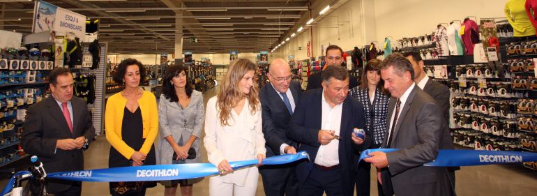 El exalcalde de Arroyo de la Encomienda, José Manuel Méndez (2D), corta la cinta inaugural de la tienda Decathlon El exalcalde de Arroyo de la Encomienda, José Manuel Méndez (2D), corta la cinta inaugural de la tienda Decathlon