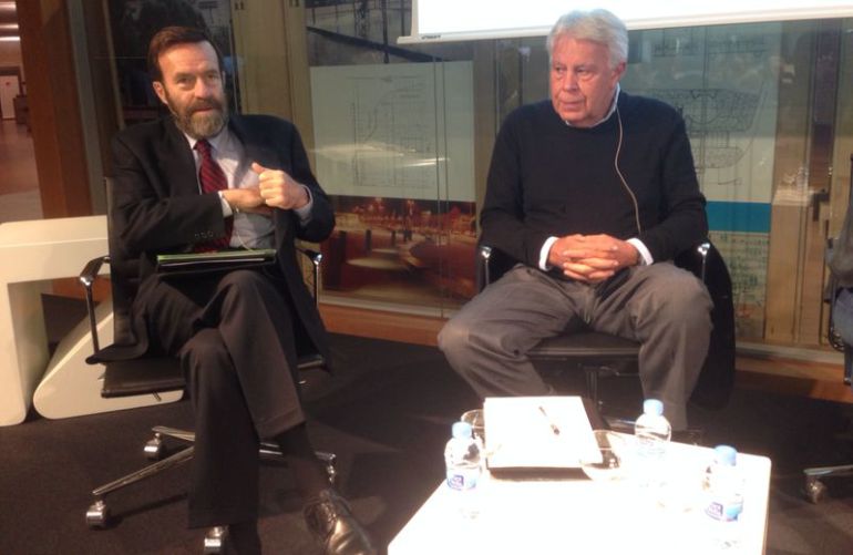 Guillermo de la Dehesa, junto al expresidente Felipe González en el foro de debate organizado por la Cadena SER Guillermo de la Dehesa, junto al expresidente Felipe González en el foro de debate organizado por la Cadena SER