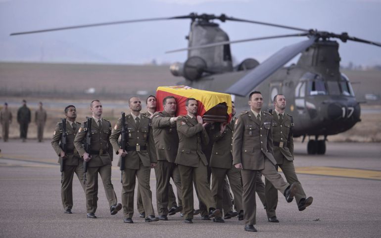 GRA301.- Córdoba, 29/01/2015.- Compañeros del cabo Francisco Javier Soria Toledo, fallecido ayer en el Líbano, portan el féretro con sus restos mortales a su llegada al aeropuerto de Córdoba desde donde será trasladado al Instituto Anatómico Forense de la capital cordobesa para practicarle la autopsia. EFE/Rafa Alcaide GRA301.- Córdoba, 29/01/2015.- Compañeros del cabo Francisco Javier Soria Toledo, fallecido ayer en el Líbano, portan el féretro con sus restos mortales a su llegada al aeropuerto de Córdoba desde donde será trasladado al Instituto Anatómico Forense de la capital cordobesa para practicarle la autopsia. EFE/Rafa Alcaide