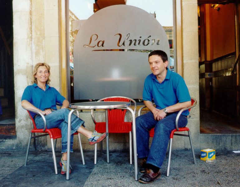 Iñaki Otsoa de Eribe, junto a su hermana Mariajo en el bar 'La Unión' Iñaki Otsoa de Eribe, junto a su hermana Mariajo en el bar 'La Unión'