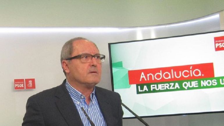 El secretario de Organización del PSOE-A, Juan Cornejo, ha calificado hoy de "chocante" que sea "una delegada del Gobierno" la que "avance los hechos que van a ocurrir" en la llamada operación Edu Costa, al señalar que se prevé que puedan efectuarse hasta 90 detenciones.
El secretario de Organización del PSOE-A, Juan Cornejo, ha calificado hoy de "chocante" que sea "una delegada del Gobierno" la que "avance los hechos que van a ocurrir" en la llamada operación Edu Costa, al señalar que se prevé que puedan efectuarse hasta 90 detenciones.