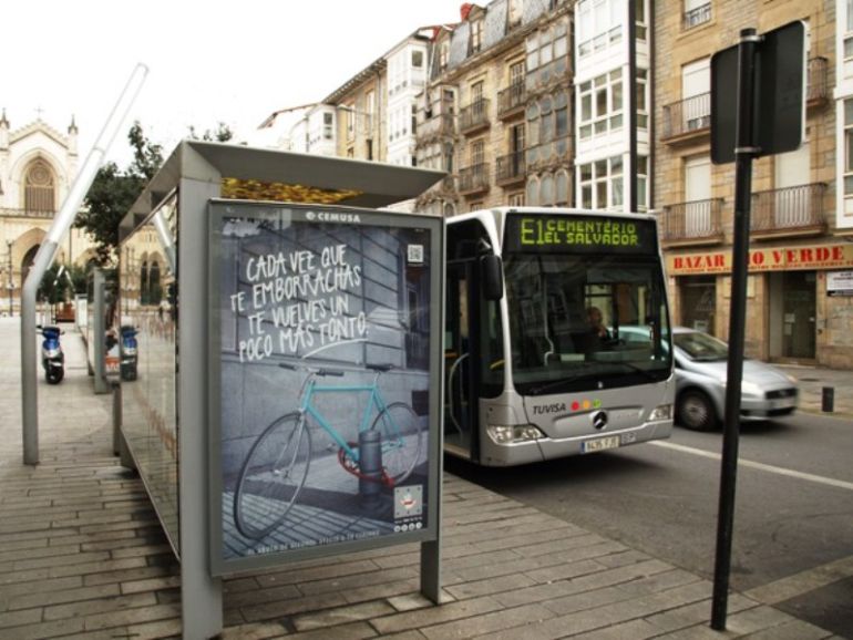Un autobús de TUVISA en la calle Prado Un autobús de TUVISA en la calle Prado