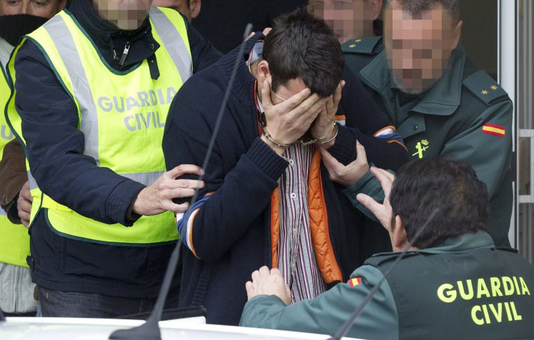 GRA115 RINCÓN DE LA VICTORIA (MÁLAGA), 12/02/2015.- Antonio Fernández (c), detenido por la muerte del niño de 3 años cuyo cadáver fue encontrado la madrugada del martes en una balsa en el paraje de los Montes de Málaga, trasladado hoy por miembros de la Guardia Civil para pasar a disposición judicial. EFE/Daniel Pérez GRA115 RINCÓN DE LA VICTORIA (MÁLAGA), 12/02/2015.- Antonio Fernández (c), detenido por la muerte del niño de 3 años cuyo cadáver fue encontrado la madrugada del martes en una balsa en el paraje de los Montes de Málaga, trasladado hoy por miembros de la Guardia Civil para pasar a disposición judicial. EFE/Daniel Pérez