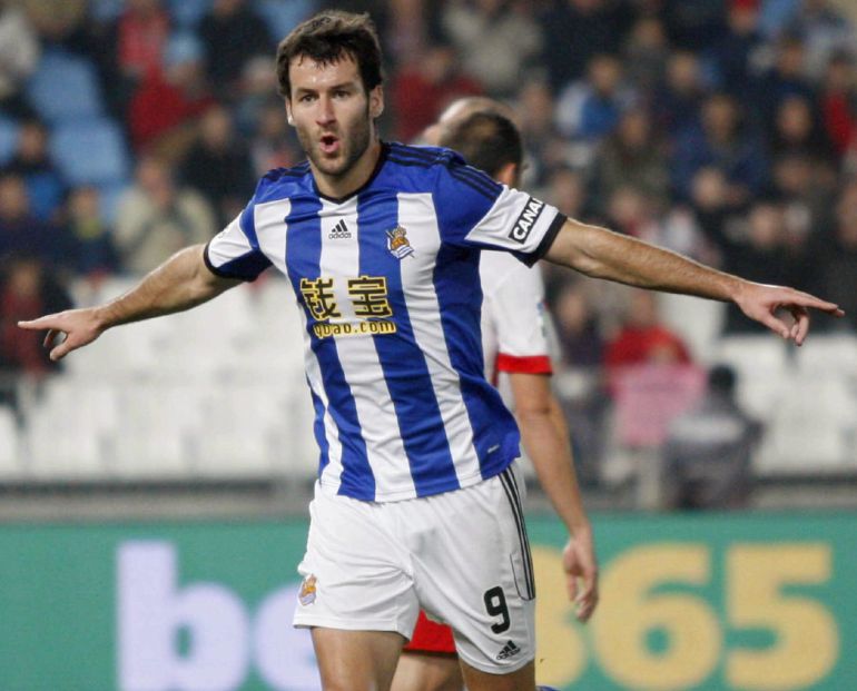 GRA411. ALMERÍA, 13/02/2015.- El delantero de la Real Sociedad Imanol Agirretxe celebra su gol, primero del equipo, durante el partido de la vigésimo tercera jornada de Liga que disputan Almería y Real Sociedad, esta noche en el estadio de Los Juegos Mediterráneos, en Almería. EFE/Carlos Barba GRA411. ALMERÍA, 13/02/2015.- El delantero de la Real Sociedad Imanol Agirretxe celebra su gol, primero del equipo, durante el partido de la vigésimo tercera jornada de Liga que disputan Almería y Real Sociedad, esta noche en el estadio de Los Juegos Mediterráneos, en Almería. EFE/Carlos Barba